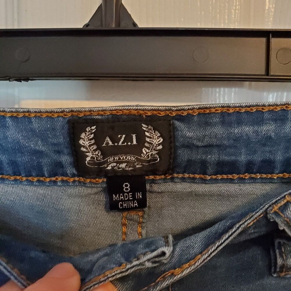 A.Z.I. Blue Floral Embroidered Raw Hem Cropped Jeans Women's Size 8 - Picture 5 of 7